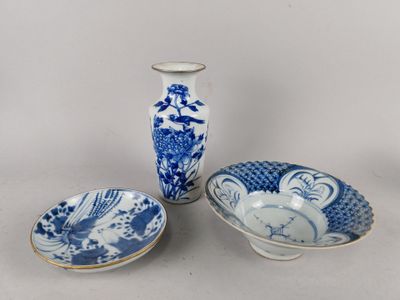 trois vases bleus et blancs placés les uns à côté des autres