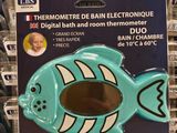 une photo d'un porte-brosses à dents en forme de poisson dans un magasin