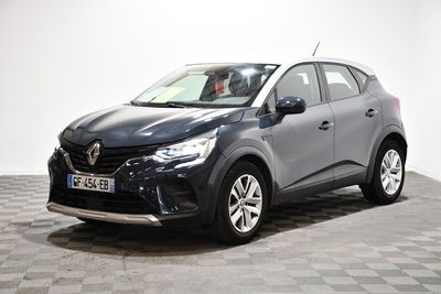 Une Renault C-Cross grise est garée sur un sol à damier