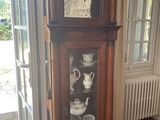 une horloge de parquet dans un coin de la pièce