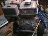 un petit moteur posé sur le sol