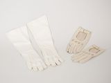 deux paires de gants blancs et une paire de chaussures blanches