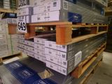 une grande pile de boîtes sur une palette dans un entrepôt
