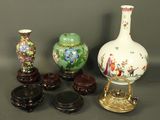 un grand nombre de vases posés sur une table