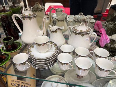 de nombreuses tasses et soucoupes posées sur une table en verre