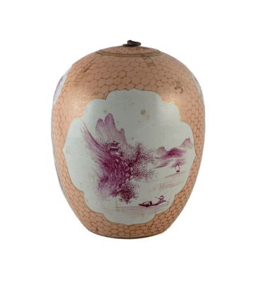 un vase sur lequel figure l'image d'un oiseau