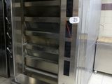 un grand four en acier inoxydable au milieu d'une cuisine