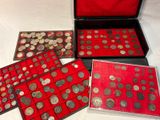 beaucoup de pièces dans un coffret rouge posé sur une table