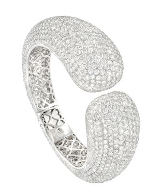 gros plan d'une bague en diamant sur fond blanc