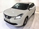 une voiture blanche garée dans un garage