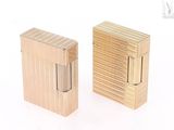 deux briquets en bois sur fond blanc