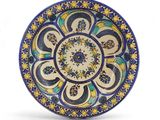 une assiette bleue et jaune ornée d'un motif floral