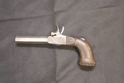 un vieux pistolet posé sur un morceau de tissu