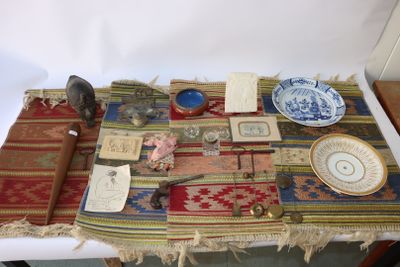 une table sur laquelle se trouvent de nombreux objets