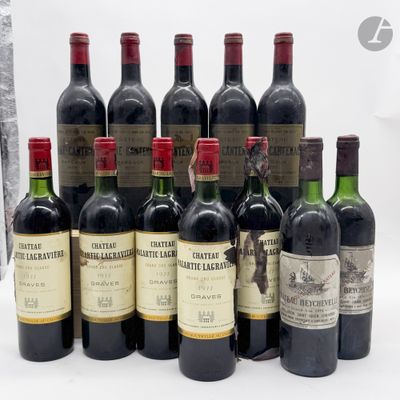 plusieurs bouteilles de vin sont alignées sur une surface blanche