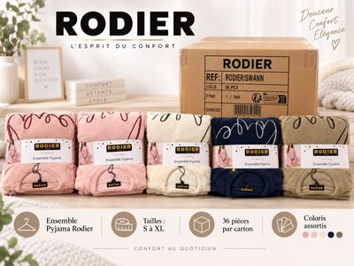 La boîte contient divers objets, notamment une couverture, un oreiller et une taie d'oreiller.