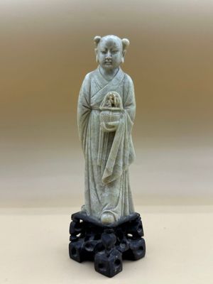 une image d'une statue de femme tenant un panier