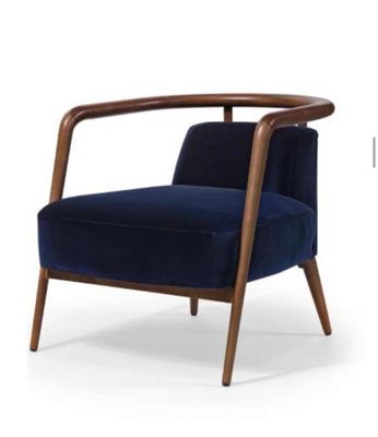 une image représentant une chaise bleue avec une structure en bois et des accoudoirs