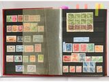 un livre ouvert dont les pages sont ornées de timbres et sur lequel figure l'image d'un homme à cheval