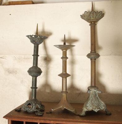 trois bougies posées sur une étagère