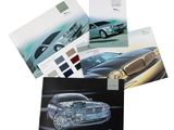 Quatre cartes postales représentant différentes voitures sont représentées sur un fond blanc.