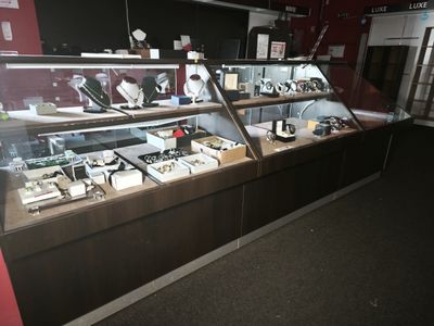 Vitrine pour bijoux. VENDU SUR DESIGNATION A L'HOTEL DES VEN…