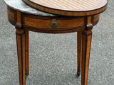 une petite table avec un plateau en marbre