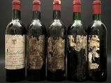 quatre bouteilles de vin sont alignées sur un fond noir