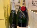 deux bouteilles de Moët et une caisse de champagne posées sur une table
