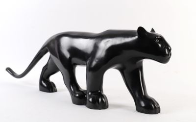 une statue représentant un chat noir sur fond blanc