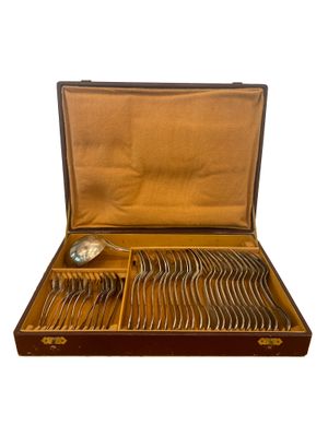 un coffret en bois contenant de l'argenterie, sur fond blanc
