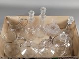 une boîte de verres à vin vides posée sur une table