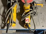 deux outils posés sur une table