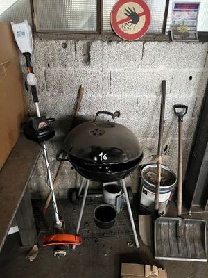 a black grill sitting in the corner of a room