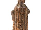 une petite figurine en bois représentant un homme coiffé d'un chapeau
