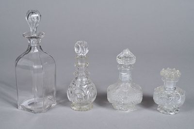 Lot de trois flacons et une carafe en verre ou cristal taill…