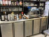de nombreuses bouteilles d'alcool sur les étagères du magasin