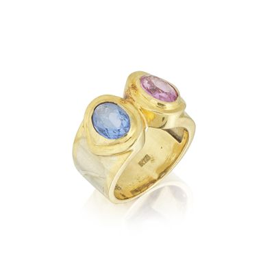 une bague en or jaune sertie de deux pierres bleues et roses