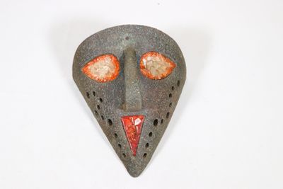 une image représentant un masque en pierre sur fond blanc
