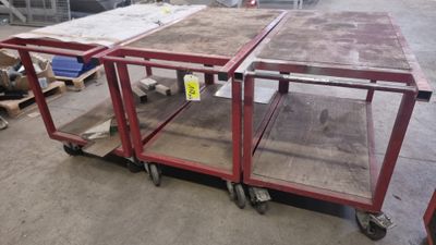 deux tables montées sur roulettes dans un entrepôt