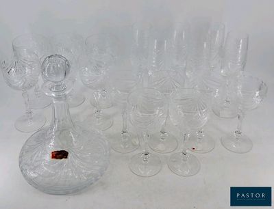 beaucoup de verres à vin et une carafe sur la table