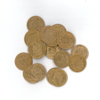 une pile de pièces d'or sur une surface blanche