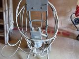 une petite machine posée au milieu d'une pièce