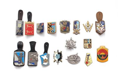 de nombreux pins et badges de toutes sortes sur un fond blanc
