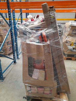 LOT DE SOLDERIE DONT NOMBREUSES SACOCHES BEAUTE/MAQUILLAGE + VETEMENTS