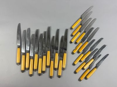 un ensemble de couteaux posés les uns à côté des autres sur une table