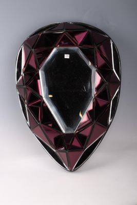 un gros plan d'un diamant en forme de cœur sur une surface blanche