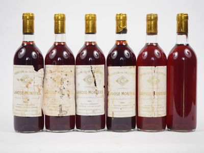 six bouteilles de vin sont alignées dans une rangée