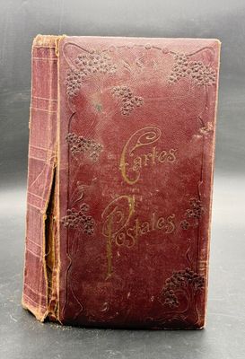 un vieux livre écrit posé sur une table