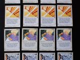 les cartes sont posées sur une table noire avec un fond noir